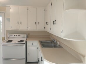 230 Jackson Ave, Unit half in Charleston, IL - Building Photo - Building Photo