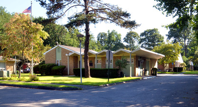 Pine Tree Apartments in Fairfield, CT - Building Photo - Building Photo