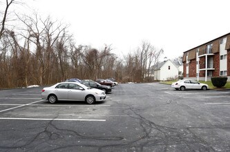 COLONY PARK APARTMENTS in Lowell, MA - Foto de edificio - Building Photo