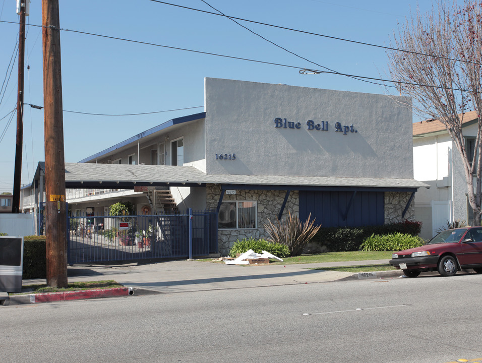 Blue Bell Apartments in Bellflower, CA - Foto de edificio