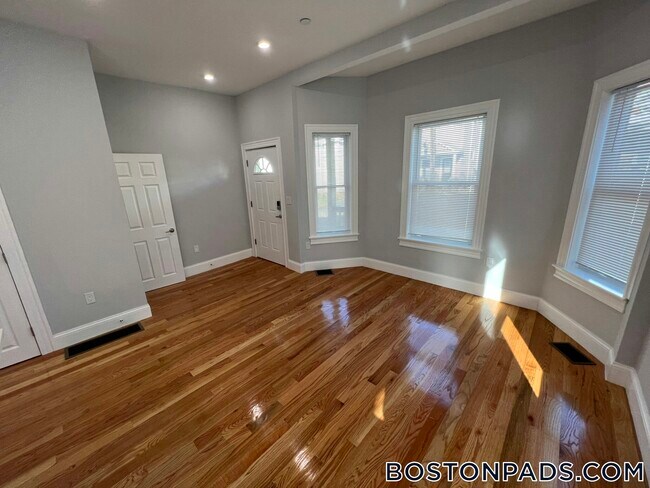 29 Alpine St, Unit 1 in Somerville, MA - Building Photo - Building Photo