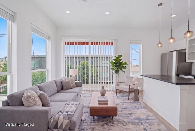 property at 2217 N Fitzhugh Ave