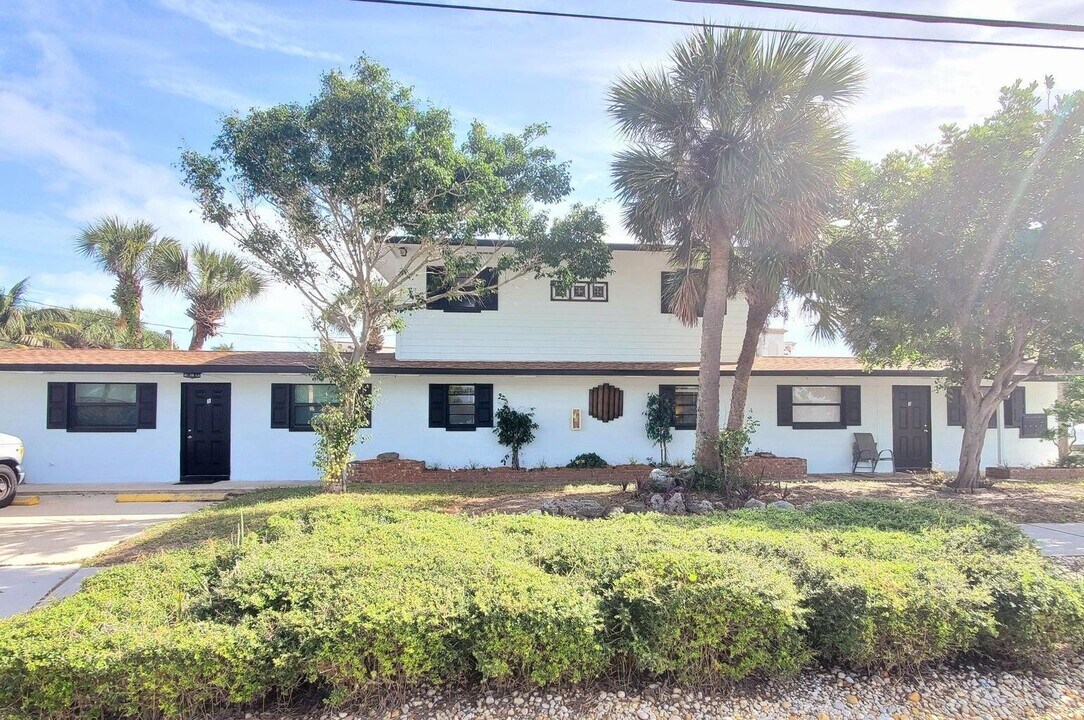 400 Johnson Ave, Unit 2 in Cape Canaveral, FL - Building Photo