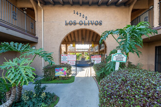 Los Olivos Apartments in Whittier, CA - Building Photo - Building Photo