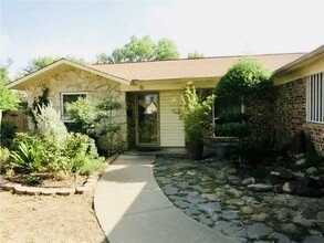 2118 Barton Dr in Arlington, TX - Building Photo - Building Photo