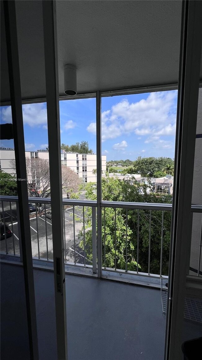 7035 NW 186th St in Hialeah, FL - Building Photo - Building Photo