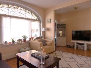 26 Marion St, Unit 1 in Brookline, MA - Foto de edificio - Building Photo
