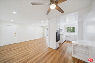 842 Westbourne Dr in West Hollywood, CA - Building Photo