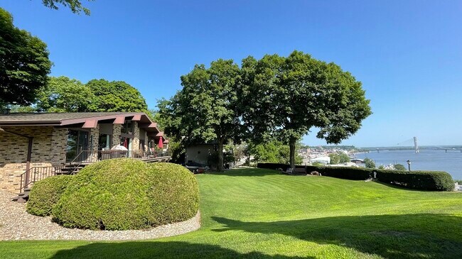 2 South Pt in Burlington, IA - Foto de edificio - Building Photo