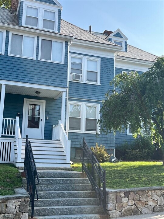 132 Riverside St in Watertown, MA - Building Photo