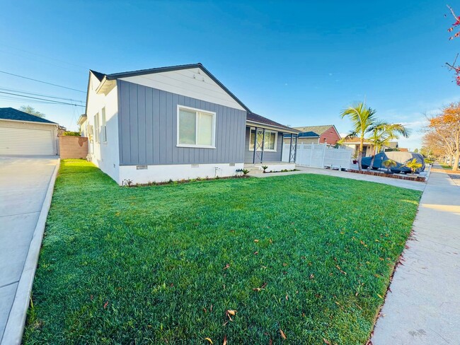 2932 Allred St in Lakewood, CA - Foto de edificio - Building Photo
