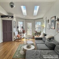 8 Selkirk Rd in Boston, MA - Building Photo