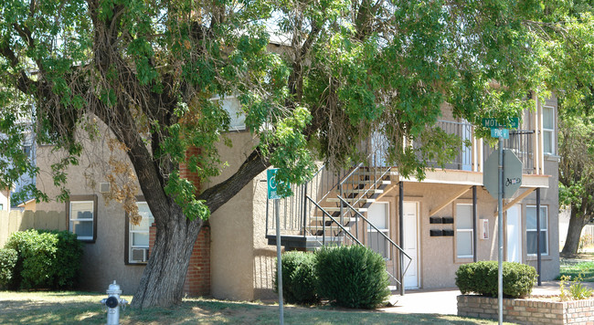 887 Pine St in Merced, CA - Foto de edificio - Building Photo