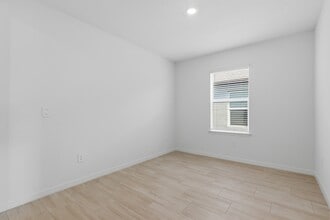 8818 Gulf Shr Ter in Parrish, FL - Foto de edificio - Building Photo