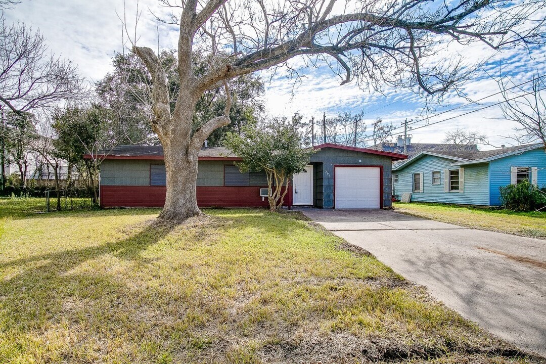 201 W Saunders St in League City, TX - Building Photo