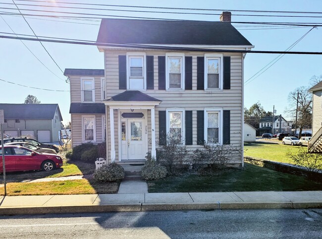 2050 State St, Unit 1 in East Petersburg, PA - Foto de edificio - Building Photo