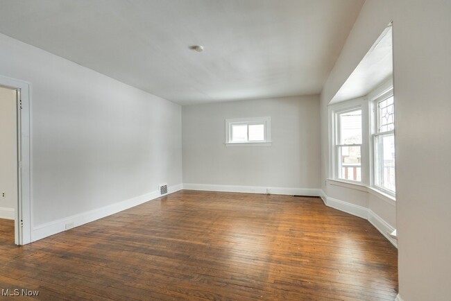 10806 Almira Ave in Cleveland, OH - Foto de edificio - Building Photo