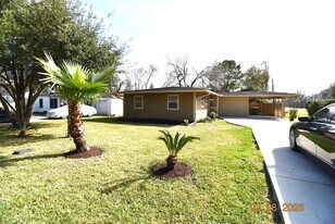 623 Honeysuckle Dr in La Marque, TX - Building Photo