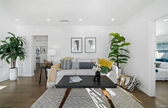 1484 N Clybourn Ave in Burbank, CA - Building Photo - Building Photo