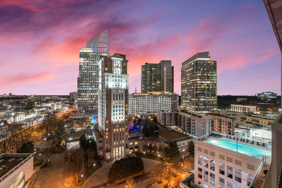 3324 Peachtree Rd in Atlanta, GA - Building Photo