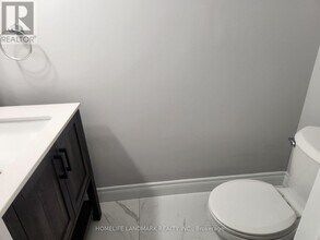 7 Poplar Crescent in Aurora, ON - Building Photo - Building Photo