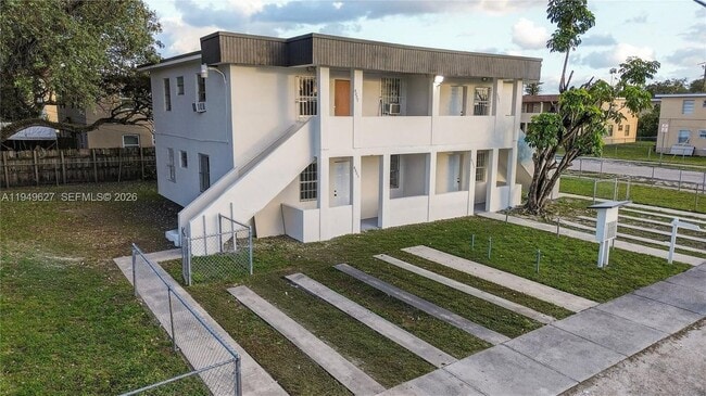 4801 NW 33rd Ave in Miami, FL - Foto de edificio - Building Photo