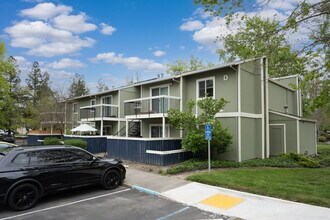 Marlow Apartments in Santa Rosa, CA - Foto de edificio - Building Photo