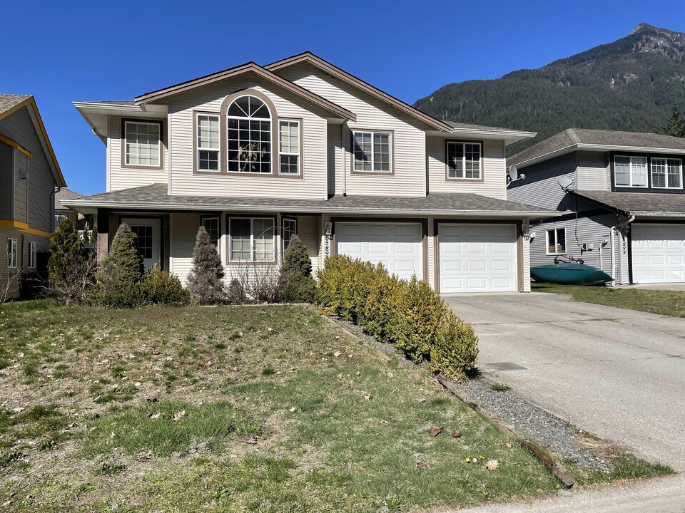 65895 Park Ave in Hope, BC - Building Photo