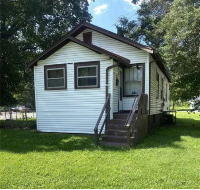 411 St Louis Pl in Ferguson, MO - Foto de edificio - Building Photo