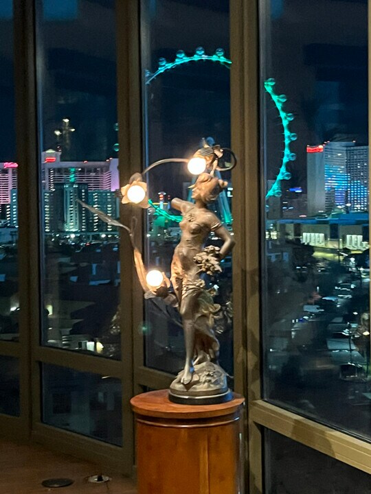 1 Hughes Center Dr in Las Vegas, NV - Building Photo