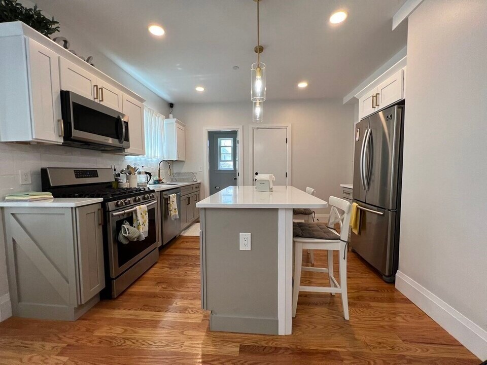849 Cummins Hwy, Unit 1 in Boston, MA - Building Photo