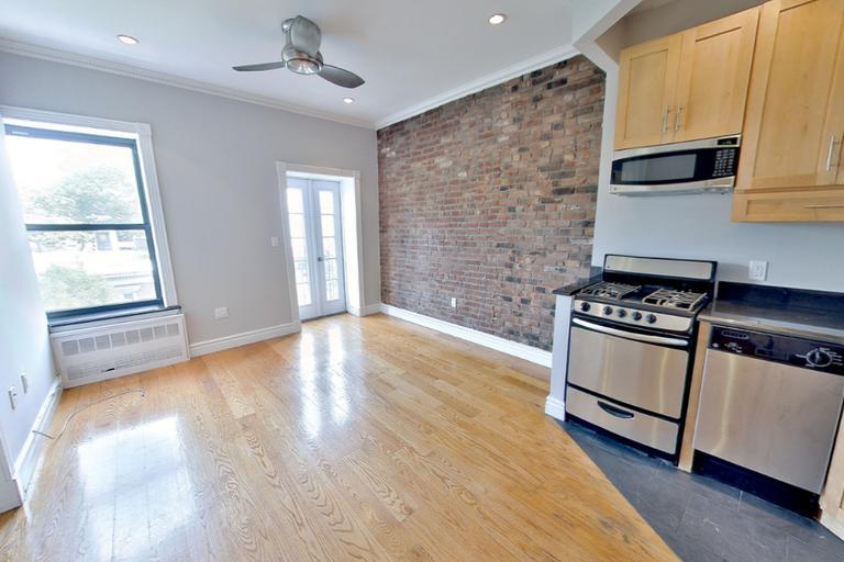 424 E 9th St in New York, NY - Building Photo