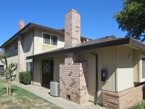 Cypress Meadows in Sacramento, CA - Building Photo - Building Photo