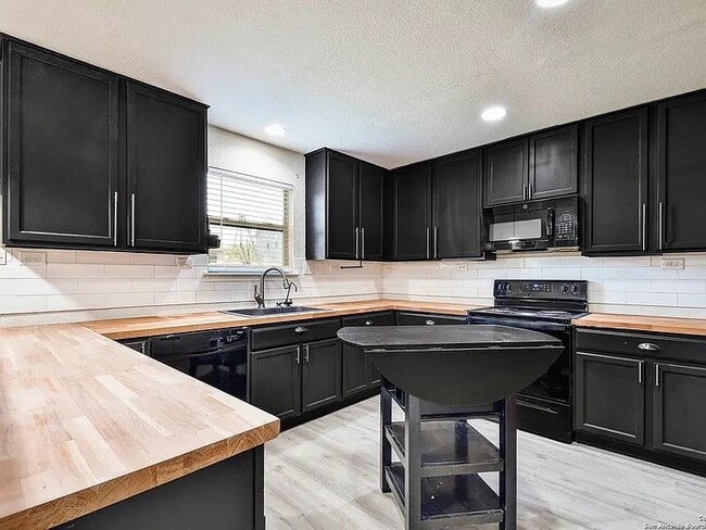 7711 Stable View in San Antonio, TX - Building Photo - Building Photo