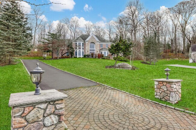 22 Golden Rd in Suffern, NY - Building Photo - Building Photo