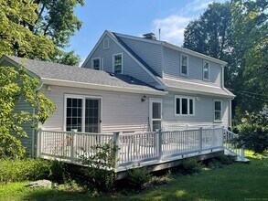 99 Bay View Ave in Groton, CT - Building Photo - Building Photo