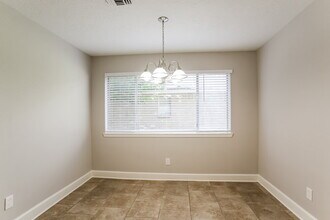 7526 Shoshone Dr in Baytown, TX - Foto de edificio - Building Photo