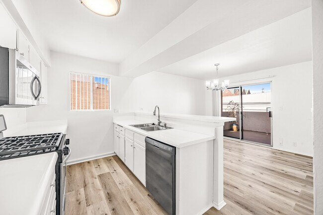 Alcott Apartments in Los Angeles, CA - Foto de edificio - Building Photo