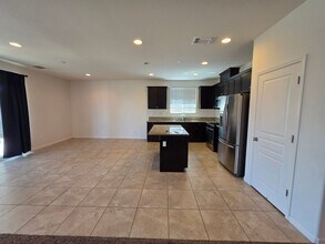 4337 W Robin Ave in Visalia, CA - Foto de edificio - Building Photo