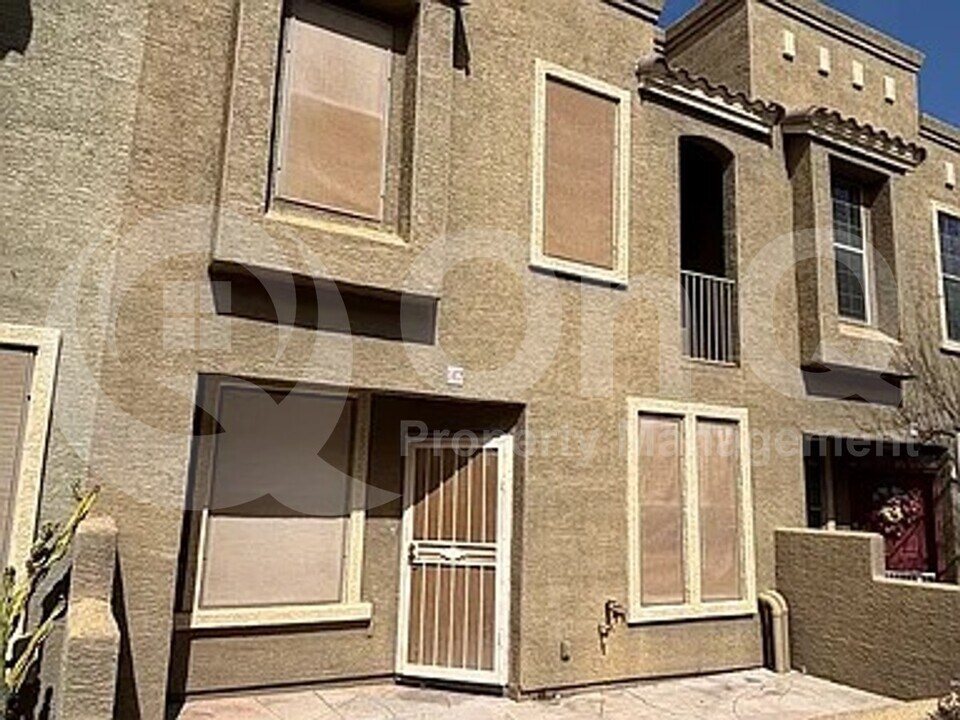 6710 E University Dr in Mesa, AZ - Building Photo