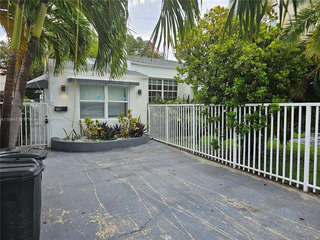 7625 Byron Ave in Miami Beach, FL - Building Photo - Building Photo