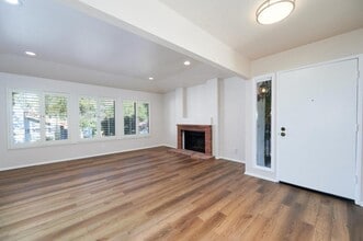 667 Arroyo Oaks Dr in Westlake Village, CA - Foto de edificio - Building Photo