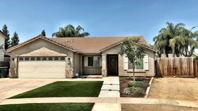 1281 Mt Brewer Ct in Tulare, CA - Building Photo - Building Photo