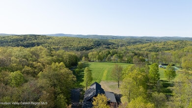 323 Haddock Hill Rd in Old Chatham, NY - Foto de edificio - Building Photo