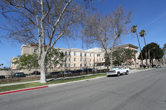 Sycamore Senior Apartments, LP in Oxnard, CA - Foto de edificio - Building Photo