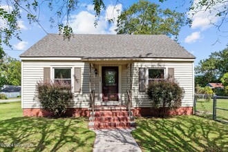 302 E 12th St in Washington, NC - Foto de edificio - Building Photo