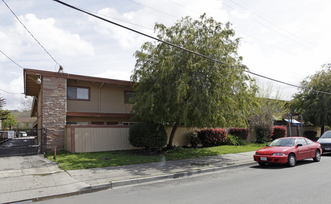 Manon Square Apartments in Hayward, CA - Foto de edificio - Building Photo