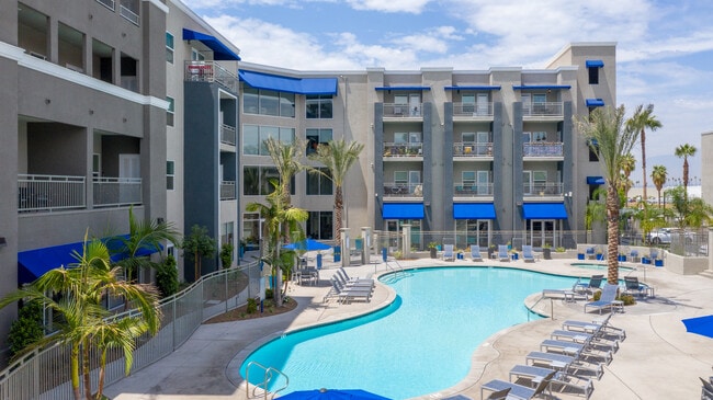 The Crossings at Redlands in Redlands, CA - Foto de edificio - Building Photo