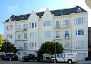 Marina Pierce Apartments in San Francisco, CA - Foto de edificio - Building Photo