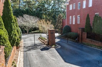 4317 Kingston Gate Cove in Chamblee, GA - Foto de edificio - Building Photo